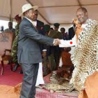 President Yoweri Museveni (L) shaking hands with the Buganda King Ronald Mwenda Mutebi at a cultural function: